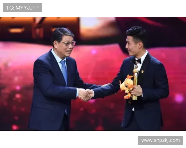 动容！34岁武磊喜极而泣，队友簇拥下高举火神杯+开心比“4”手势